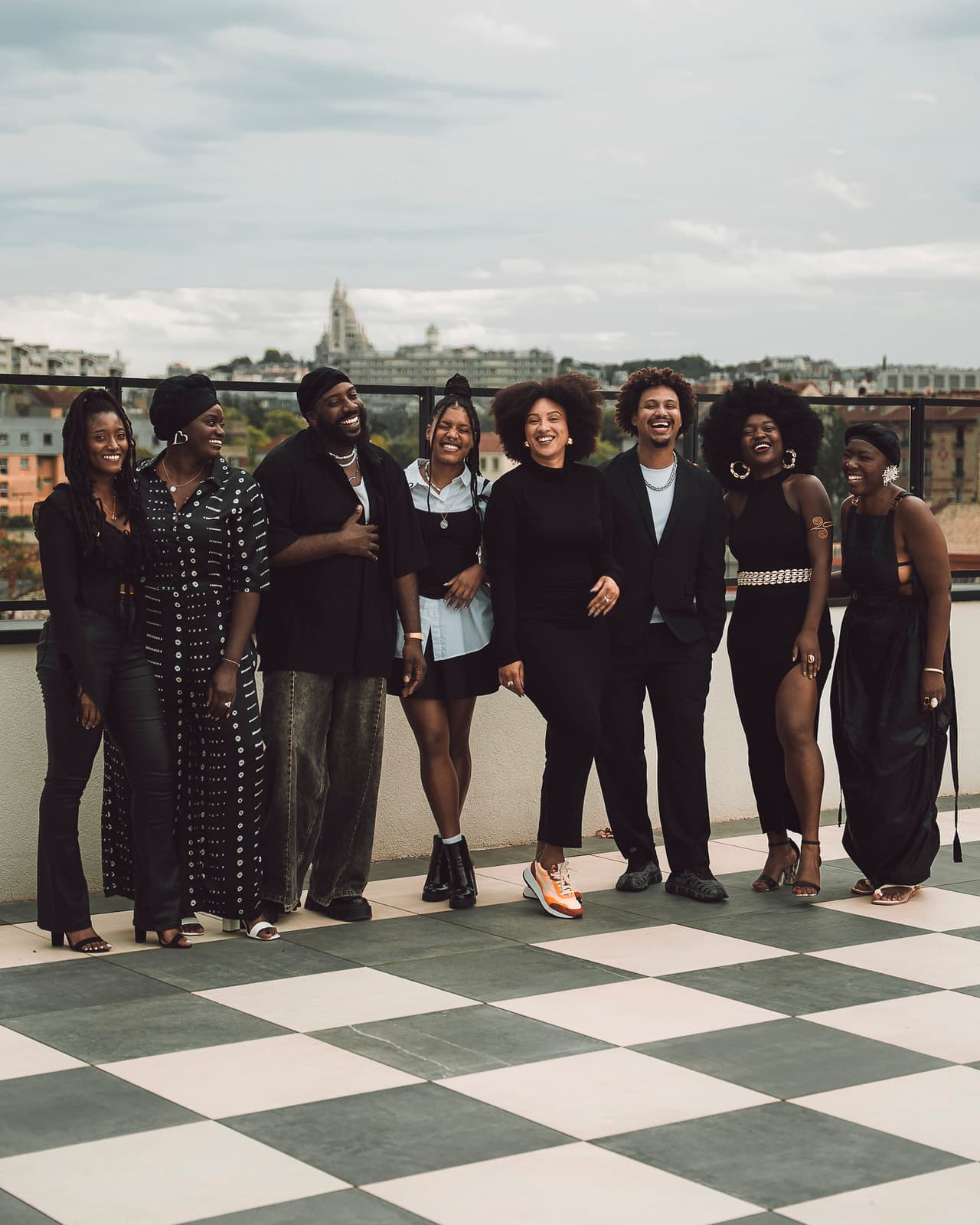 Groupe souriant réuni sur un rooftop