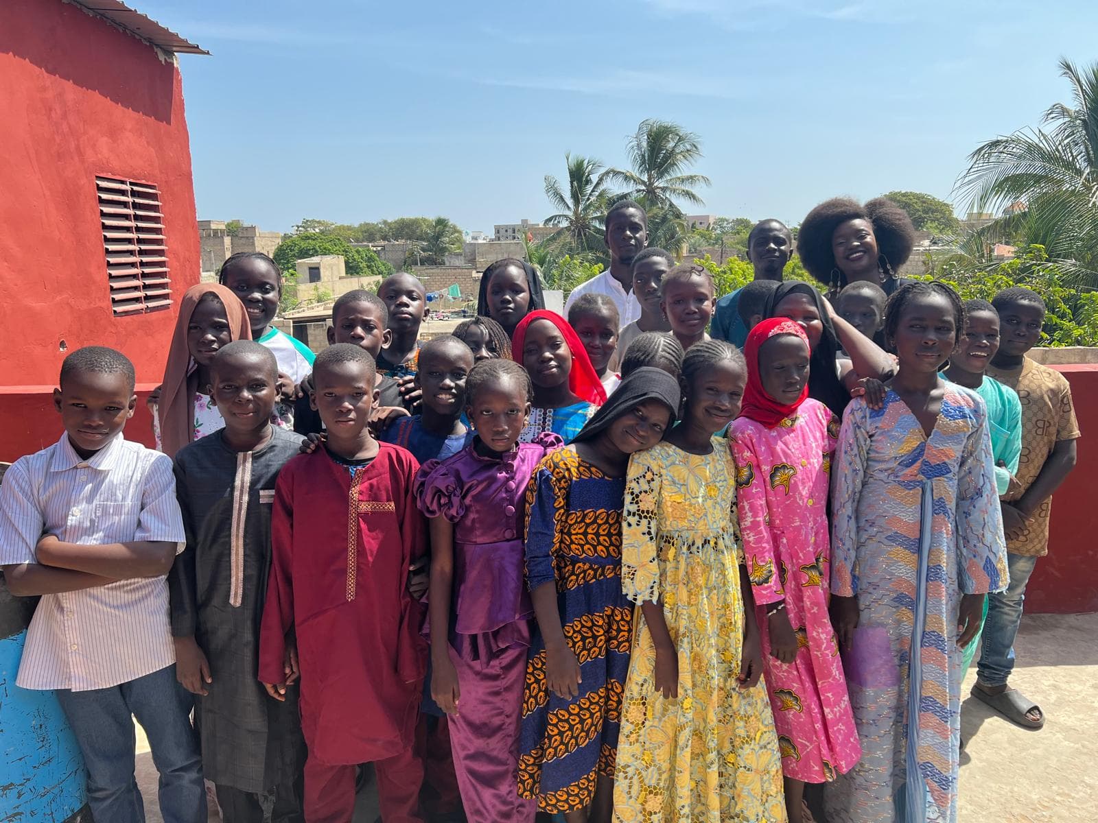 Groupe d'enfants réunis sur une terrasse à Dakar