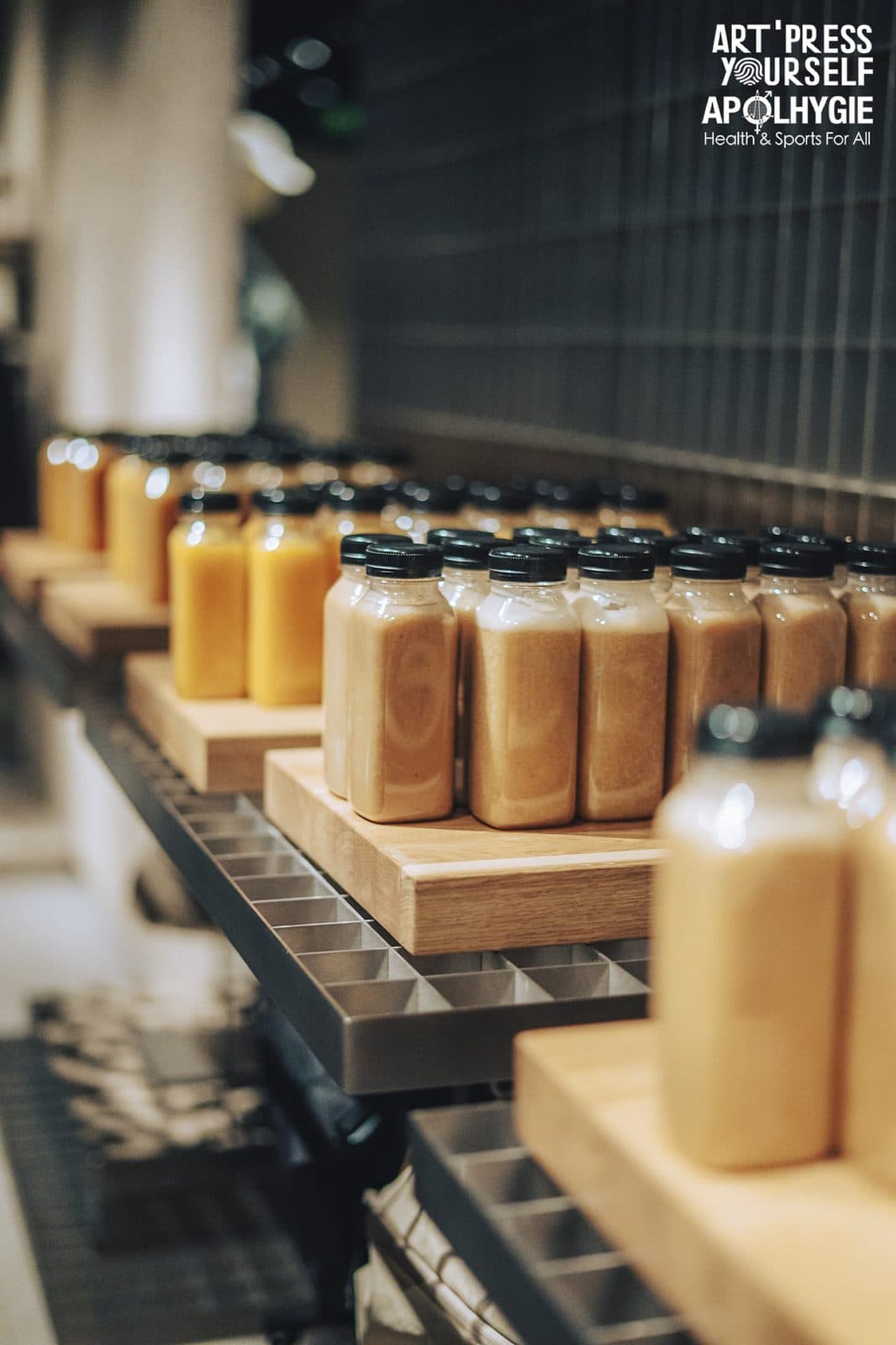Jus locaux en bouteilles servis pendant l'événement