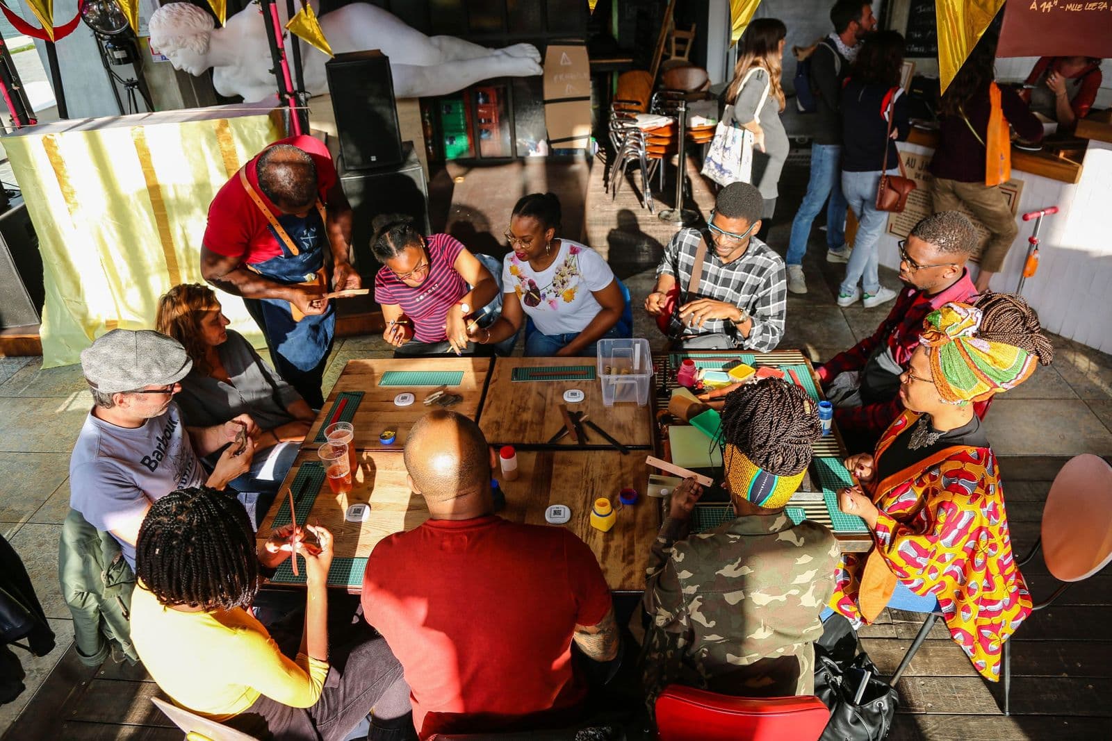 Participants réunis autour d'une table pendant un atelier créatif
