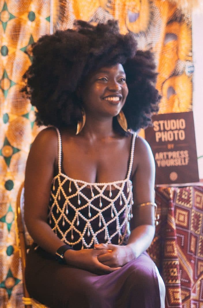 Participante au studio photo Art'Press Yourself, sur fond de wax