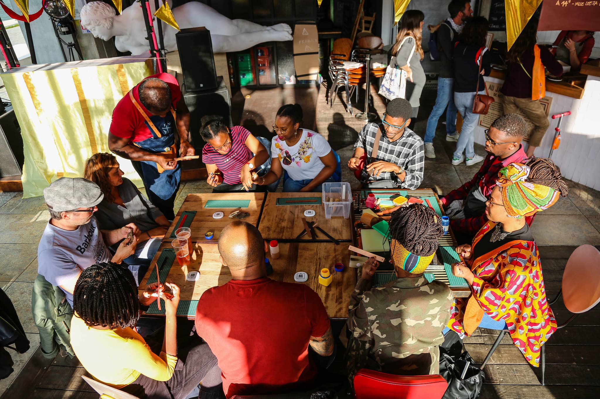 Atelier créatif en groupe autour d'une table
